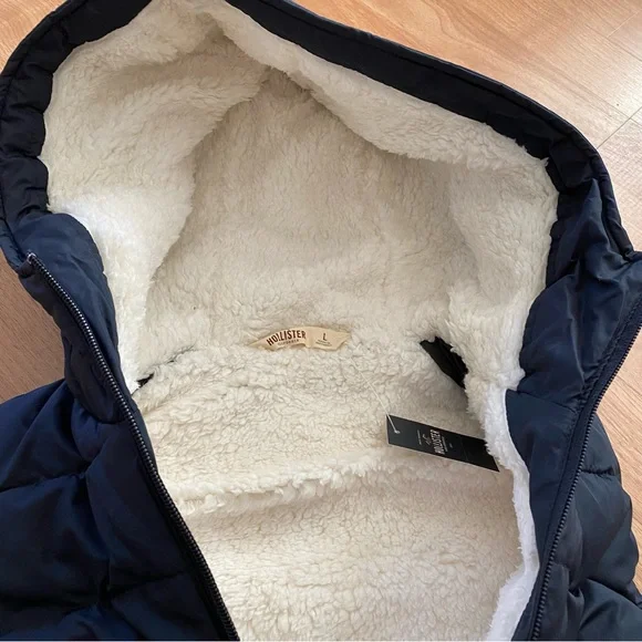 NWT Hollister Navy Sherpa Lined Hooded Puffer Vest - Picture 3 of 3